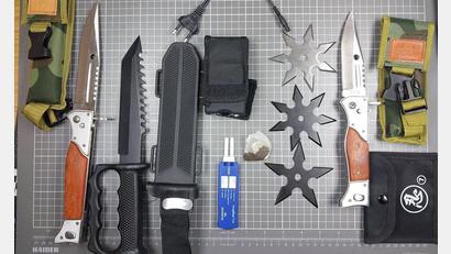 Bild: -/Bundespolizeiinspektion Waldmünchen /dpa
Mehrere Waffen und Drogen fanden die Ermittler bei den beiden Teenagern.
