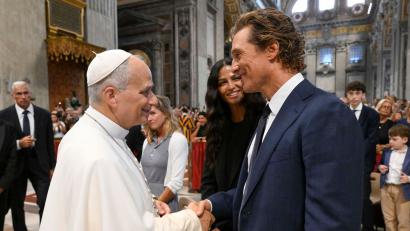 Bild: Vatican Media/IPA via ZUMA Press/dpa
Oscar-Preisträger Matthew McConaughey gab Papst Leo XIV. im Petersdom die Hand. (Archivbild)
