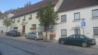 Bild: Ernst Frischholz
Parkzeitbegrenzungen, wie hier etwa am Marktplatz, werden oftmals in Parkstein nicht eingehalten