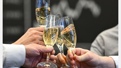Bild: Arne Dedert/dpa
Gut 3,9 Millionen Euro: Die durchschnittliche Vergütung der Vorstände der 40 Konzerne im Deutschen Aktienindex ist 2025 erneut gestiegen. (Symbolbild)