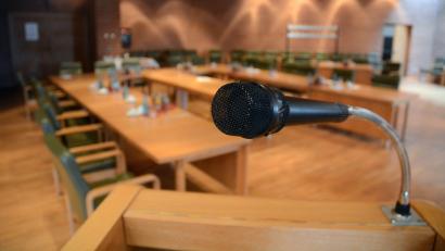Archivbild: Gabi Schönberger
Das alte Mikrofon am Rednerpult im Weidener Rathaussaal hat ausgedient. Seit Mai sind mobile Tischmikrofone für jeden Stadtrat aufgestellt. Sie gehören den Betreibern der Max-Reger-Halle.