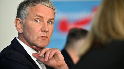Bild: Martin Schutt/dpa
AfD-Landeschef Björn Höcke wendet sich in einem Social-Media-Video direkt an Sahra Wagenknecht. (Archivbild)