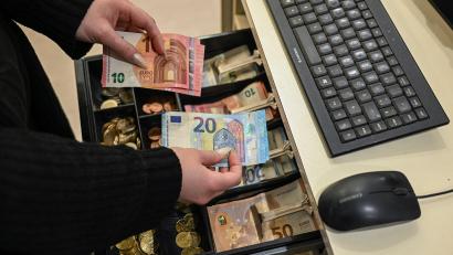 Bild: Jens Kalaene/dpa
Überwiegend können die Menschen im Euroraum mit Schein und Münze zahlen, wenn sie das wollen. (Symbolbild)
