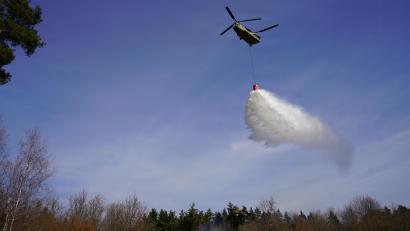 Archivbild: Ella Haendel/US-Armee
Im Ernstfall helfen auf dem Übungsplatz auch US-Militärhubschrauber beim Löschen. Das Bild von dem A CH-47 Chinook-Helikopter stammt von einer Übung aus dem April 2026.