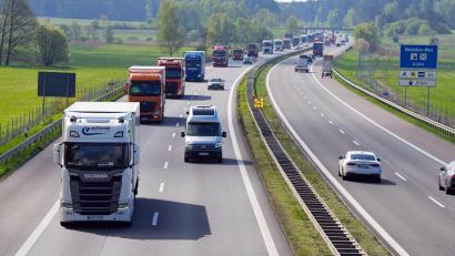 Bild: Soeren Stache/dpa
Der Verkehrsverband VDV lehnt den vermehrten Einsatz von sogenannten Lang-Lkw in Deutschland ab. (Archivbild).