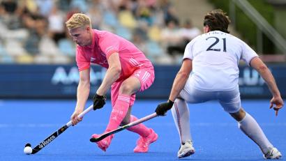 Bild: Federico Gambarini/dpa
Tom Grambusch (l) tritt in die Fußstapfen seines Bruders Mats und führt die deutschen Hockey-Herren als Kapitän bei der Weltmeisterschaft in Belgien und den Niederlanden. (Archivbild)