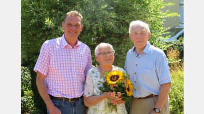 Bild: Johann Adam
Bürgermeister Ernst Schicketanz überbrachte Maria und Michael Stangl die Glückwünsche zur Eisernen Hochzeit.