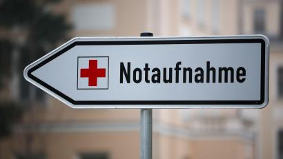 Bild: Jan Woitas/dpa
Sanitäter bringen den Rollerfahrer in ein Krankenhaus. (Symbolbild)