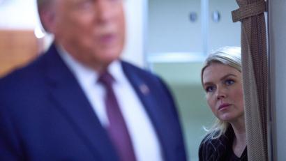 Bild: Evan Vucci/AP/dpa
Leavitt wich Trump kaum von der Seite (Archivbild).