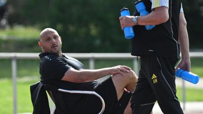 Bild: Thomas Schneider
Erkan Kara sitzt am Samstag erstmals auf der Trainerbank des FC Amberg.