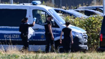 Bild: Hendrik Schmidt/dpa
Seit eine mit Sprengstoff bestückte Drohne auf dem Flughafen Leipzig/Halle gefunden wurde, laufen die Ermittlungen auf Hochtouren. Am Mittwoch war erneut die Spurensicherung vor Ort.
