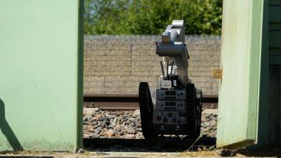 Bild: Felix Kirberg/dpa
Ein Roboter ist auf dem Bahnhofsgelände im Einsatz.