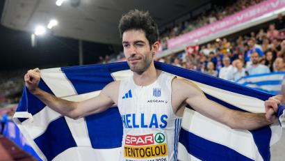 Bild: Matthias Schrader/AP/dpa
Weitsprung-Europameister Miltiadis Tentoglou hat seine Goldmedaille vergessen, dann aber schnell wiedergefunden.