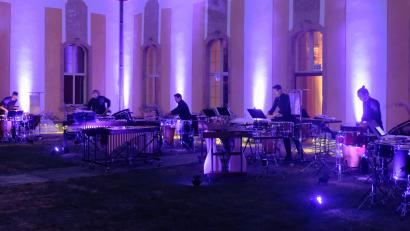 Bild: Robert Dotzauer
Einen musikalischen Aufbruch in die Zukunft wagte die Christian Benning Percussion Group bei einem Open-Air-Konzert in Speinshart im Rahmen des Festivals junger Künstler Bayreuth. Bewusst setzte das Ensemble auf wenig Kunstlicht, um die Sicht auf die Sterne nicht zu stören.