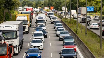 Bild: Ulrich Perrey/dpa
Zum Ferienende drohen am Wochenende auf vielen Autobahnen Staus. (Symbolbild)