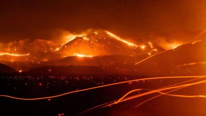 Bild: Noah Berger/AP/dpa
Zehntausende Hektar hat das Feuer zwischen Kalifornien und Nevada bereits erfasst.