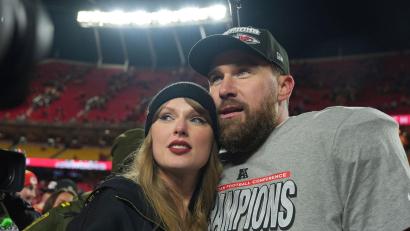Bild: Charlie Riedel/AP/dpa
Football-Profi Travis Kelce (36) hat über seine Hochzeit mit Popstar Taylor Swift (36) gesprochen. (Archivbild)