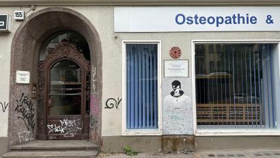 Bild: Gregor Tholl/dpa
Blick auf den Eingang der Hauptstraße 155 in Schöneberg in Berlin. Hier wohnte, wie auch eine Gedenktafel zeigt, der Popstar David Bowie in den 70er Jahren.