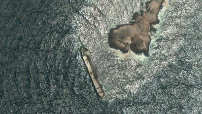 Bild: Uncredited/Pléiades © CNES 2026, Distribution Airbus DS/dpa
Satellitenbilder zeigen das Ausmaß der Verschmutzung durch den Tanker „Caroline Bezengi“.