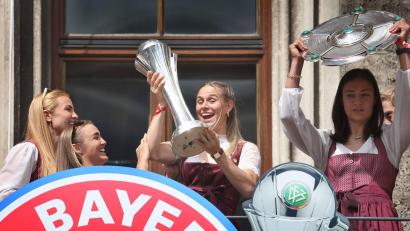 Bild: Karl-Josef Hildenbrand/dpa
Klara Bühl (2.v.r.): Nächste Trophäe für die Bayern-Frauen? (Archivbild)