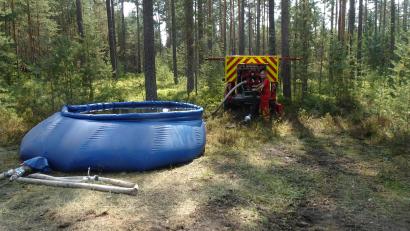 Archivbild: ui
Faltbehälter bevorraten bei Waldbränden die Löschwasserversorgung. Auch beim Einsatz im Manteler Forst musste die Feuerwehr auf mobile Wasserreservoires zurückgreifen.
