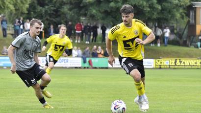 Archivbild: Hubert Ziegler
Bastian Freisinger (rechts) vom SV Hahnbach gegen Patrick Stauber von den Sportfreunden Ursulapoppenricht: Zu diesem Duell wird es im Derby der Bezirksliga Nord am Sonntag erneut kommen.