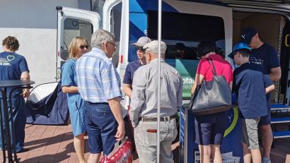 Bild: Gabi Gilch
Bei "Redaktion on Tour" ist viel Zeit, in der Leser mit Mitarbeitern von Oberpfalz-Meiden, wie hier auf dem Bild in Schönsee, ins Gespräch kommen können. Am Donnerstag, 20. August, ist der nächste Halt in Vilseck.