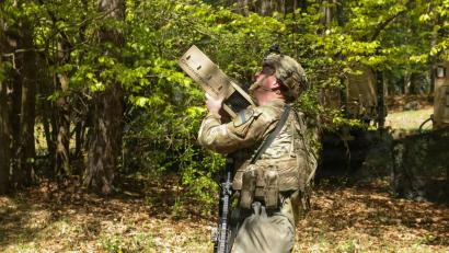 Symbolbild: Pfc. Kaleb Lampkin/US Army
Ein US-Soldat sucht während des Manövers "Combined Resolve" im April 2026 auf dem Truppenübungsplatz Hohenfels nach einer feindlichen Drohne, um diese mit einem "Dronebuster", einem Drohnenabwehrsystem, auszuschalten. Laut eines Berichts des Wall Street Journals ist das während der Übung nicht allzu oft gelungen.