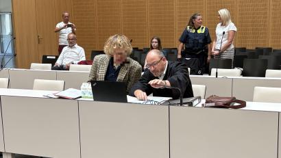 Bild: Jonas Pieronczyk
Dominic Kriegel (rechts) und der Angeklagte (links) am ersten Verhandlungstag im erneut angelaufenen Prozess um ein Millionenerbe am Landgericht Weiden.
