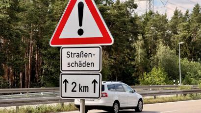 Archivbild: Gabi Schönberger
Die Straßenschäden auf der A 93 von Ende Juni sind zwar mittlerweile behoben. Blow-ups können bei den hohen Temperaturen dennoch immer auftreten. Deshalb gilt weiterhin Tempo 80 im Abschnitt zwischen Weiden und Wernberg.