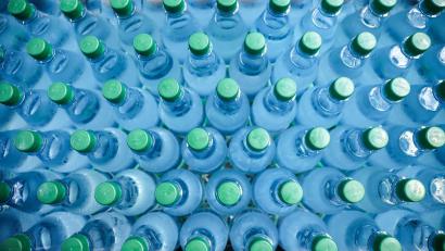 Bild: Jan Woitas/dpa
Die Nachfrage vor allem nach alkoholfreien Getränken ist derzeit hoch. (Symbolbild)