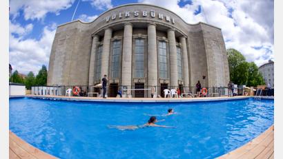 Bild: Soeren Stache/dpa
Volksbühne sagt umstrittene Veranstaltung aus Sicherheitsgründen ab. (Archivbild)