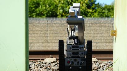 Bild: Felix Kirberg/dpa
Ein Roboter ist auf dem Bahnhofsgelände im Einsatz.