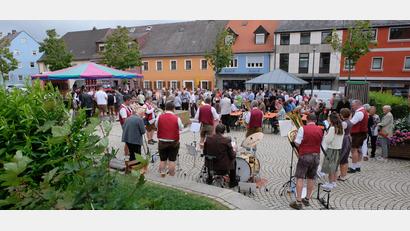 Archivbild: Fred Lehner
Der traditionelle Teil der Flosser Kirwa findet wieder am Sonntag, 23. August, nach den Gottesdiensten auf dem Marktplatz statt.