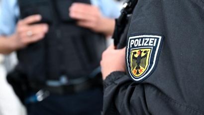 Bild: Sven Hoppe/dpa
Bundespolizisten nahmen den Mann an seiner Wohnadresse fest. (Archivbild)