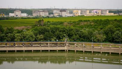 Bild: Andreea Alexandru/AP/dpa
Blick auf das Kernkraftwerk Cernavoda, das aufgrund des extrem niedrigen Wasserstands der Donau ganz abgeschaltet wird.