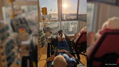 Bild: Silvia Weber
Der an Leukämie erkrankte Valentin Weber wartet am Mittwochabend in einem Krankenzimmer in Regensburg auf die Sonnenfinsternis.