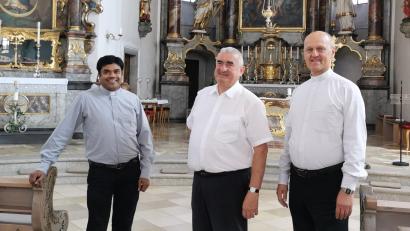 Bild: Gertraud Portner
Stabwechsel in der Stadtpfarrkirche Oberviechtach: Kaplan Chinna Dola (links) geht ab 1. September nach Burglengenfeld und Pfarrvikar Thomas Hösl (rechts) unterstützt künftig Stadtpfarrer Dekan Alfons Kaufmann (Mitte).