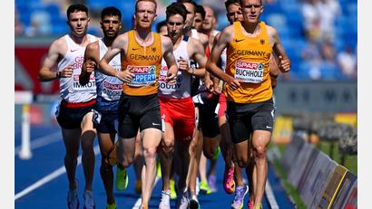 Bild: Sven Hoppe/dpa
Frederik Ruppert (vorne l) und Niklas Buchholz (vorne r) zogen souverän ins 3.000 Meter Hindernis ein.