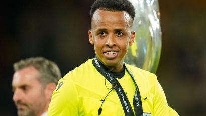 Bild: Darko Bandic/AP/dpa
Omar Artan hat sich bei der UEFA für die Nominierung als Schiedsrichter des Supercup-Duells bedankt.