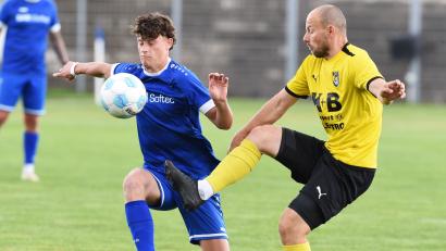 Archivbild: Gerhard Büttner
In der vergangenen Bezirksliga-Saison spielte Friedrich Lieder noch im Trikot des FC Amberg gegen die SpVgg SV Weiden II. Nun zieht der Ex-Spielertrainer der Vilsstädter das Weidener Trikot über – in der Bayernliga.