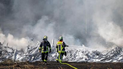 Bild: Peter Kneffel/dpa
Ein Böschungsbrand hat einen Feuerwehreinsatz ausgelöst.