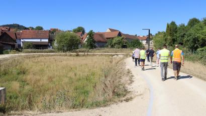 Bild: Heidi Franitza
Dieser Fußweg führt von der Auerbacher Straße am linksliegenden Rückhaltebecken zum Baugebiet „Am Weihergarten“.