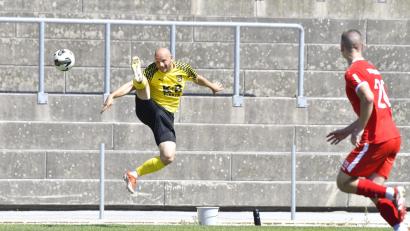 Bild: Hubert Ziegler
Diese artistischen Einlagen von Friedrich Lieder (links) gibt es ab sofort wieder im Trikot der SpVgg SV Weiden zu bestaunen.