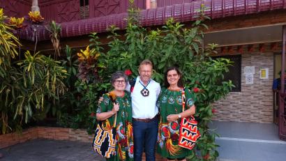 Bild: Gerda Stollner
Friedrich Flierl, der Urenkel des Birgland-Missionars Johann Flierl, besuchte mit seiner Frau Veronika (links) und Gerda Stollner Papua-Neuguinea.
