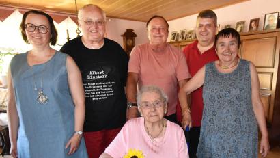 Bild: Norbert Weis
Klara Renner freute sich zu ihrem 95. Geburtstag über die Glückwünsche von (von links) Enkelin Michaela, Sohn Erich, Sohn Klaus, Bürgermeister Dieter Dehling und Tochter Gitti.