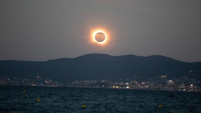 Bild: Clara Margais/dpa
Mallorca am Mittwochabend: Die Sonne scheint hinter dem Mond während der totalen Sonnenfinsternis.