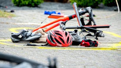 Bild: Hauke-Christian Dittrich/dpa
Der Radfahrer stürzte und erlitt schwere Verletzungen am Kopf und Becken. (Symbolbild)