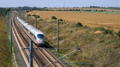 Bild: Jan Woitas/dpa
Die Deutsche Bahn geht gerichtlich gegen einen Beschluss der Bundesnetzagentur vor, mit dem der Wettbewerb im Fernverkehr gestärkt werden soll. (Archivbild)