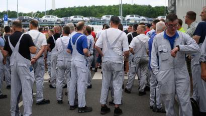 Bild: Hendrik Schmidt/dpa
Auch VW will tausende Stellen streichen. (Archivbild)
